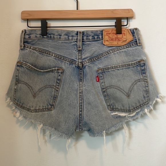 VINTAGE distressed Levi 501’s cut off shorts - Picture 4 of 6